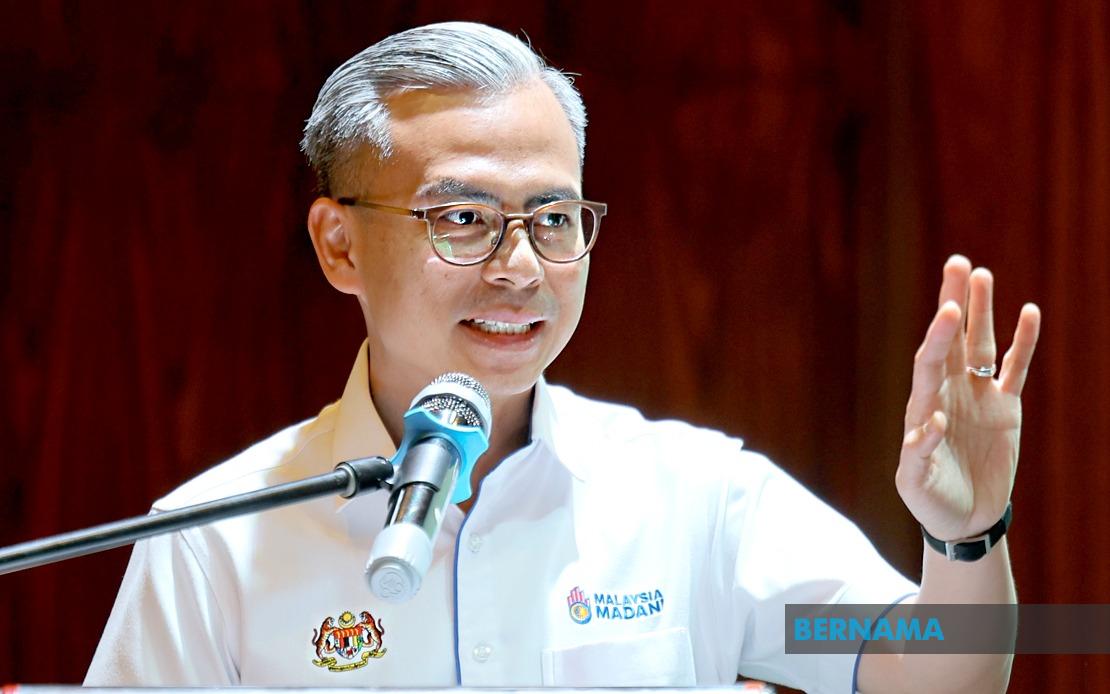 Minister Fahmi Pushes Telcos to Tackle Rural Coverage Gap, Demands CEO Ground Visits