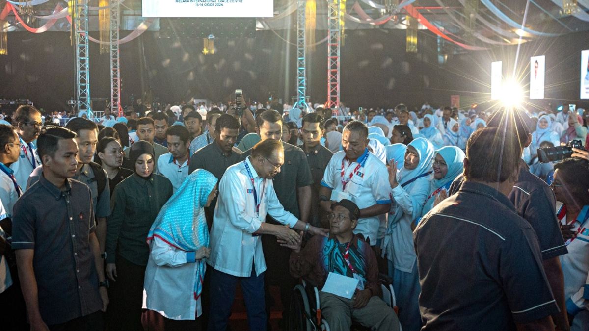 Anwar Ibrahim Calls for Pragmatic Approach to Umno, Urging Focus on Public Interest Over Emotion