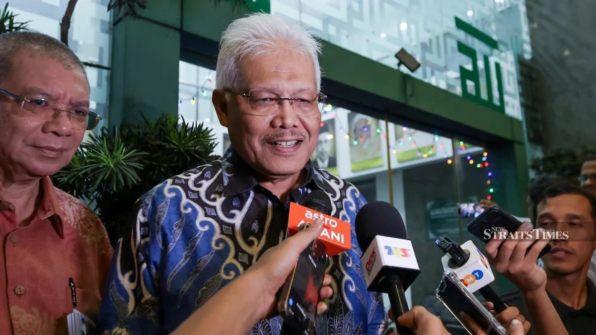 Hamzah Zainudin to reclaim opposition leader's seat in parliament from Monday