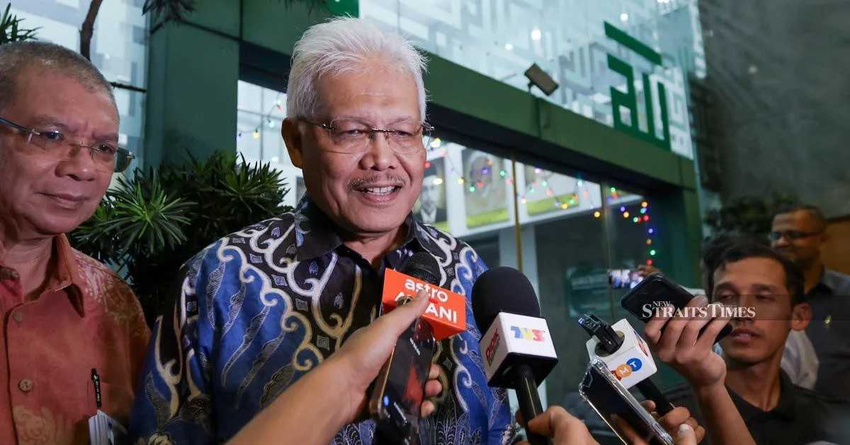 Hamzah Zainudin to reclaim opposition leader's seat in parliament from Monday
