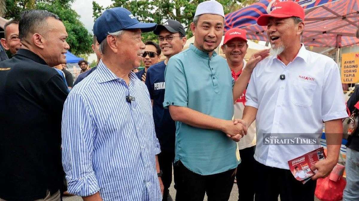 Rivals Meet at Johor Night Market as Campaign Trail Heats Up