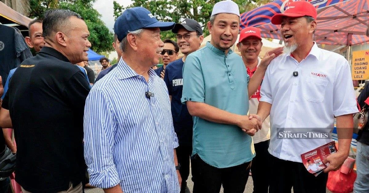 Rivals Meet at Johor Night Market as Campaign Trail Heats Up