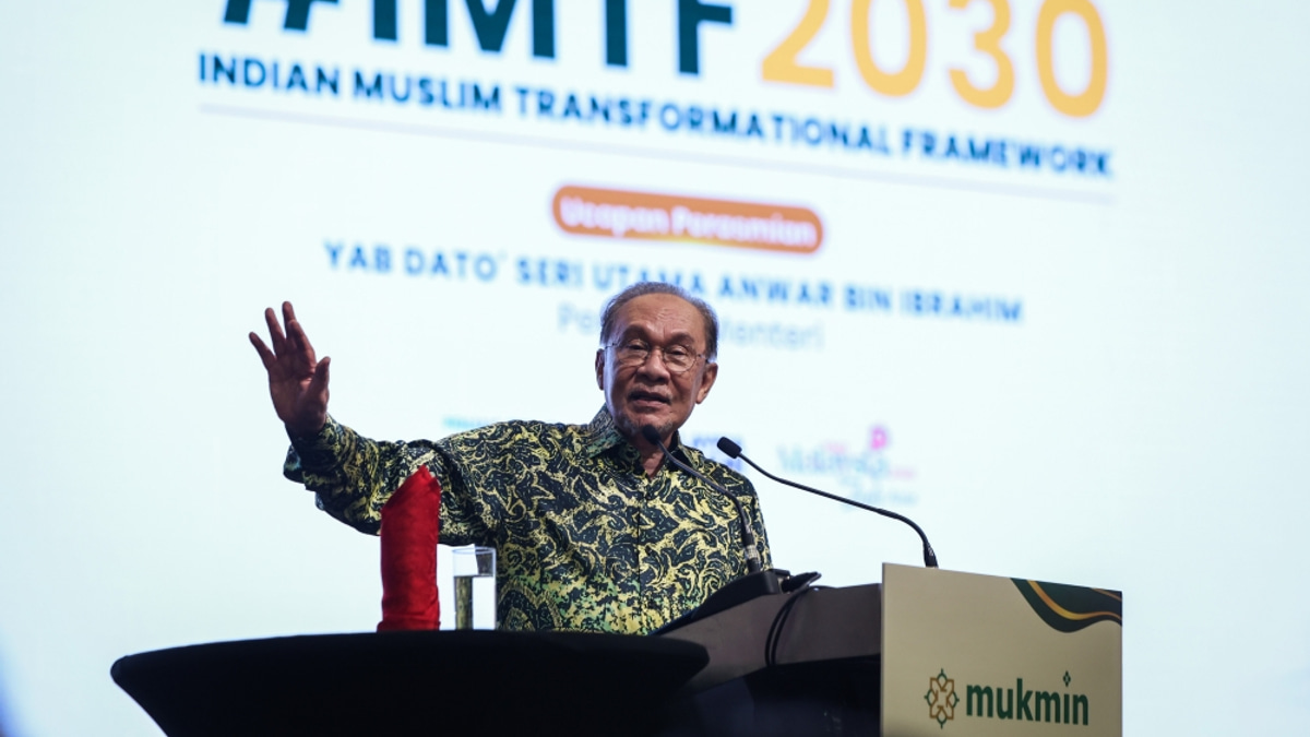 Anwar Sets Month-Long Deadline for Ministries to Clear Foreign Worker Application Backlog