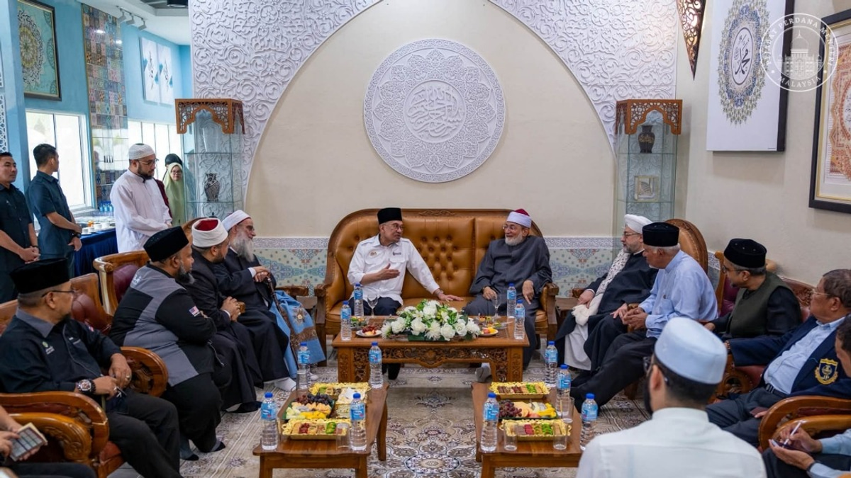 PM Anwar Meets Distinguished Islamic Scholars in Malaysia