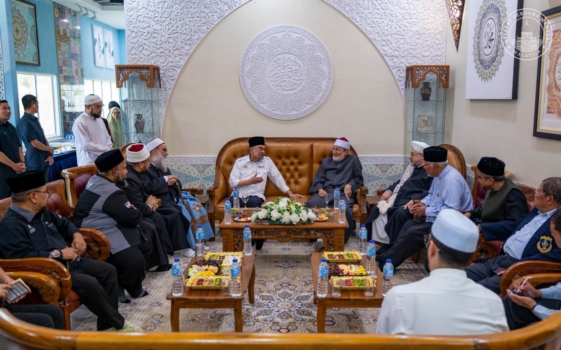 PM Anwar Meets Distinguished Islamic Scholars in Malaysia