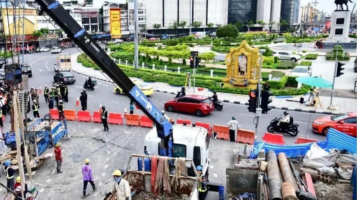 Bangkok Evacuates 60 Residents After Subway Construction Sinkhole, Road Closure Ordered
