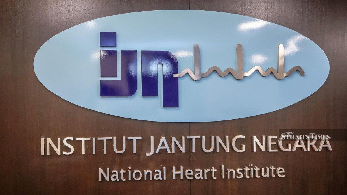 Anwar and Wan Azizah Pay Courtesy Call on Fadillah at Heart Institute