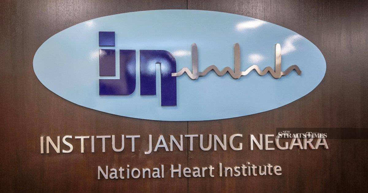Anwar and Wan Azizah Pay Courtesy Call on Fadillah at Heart Institute
