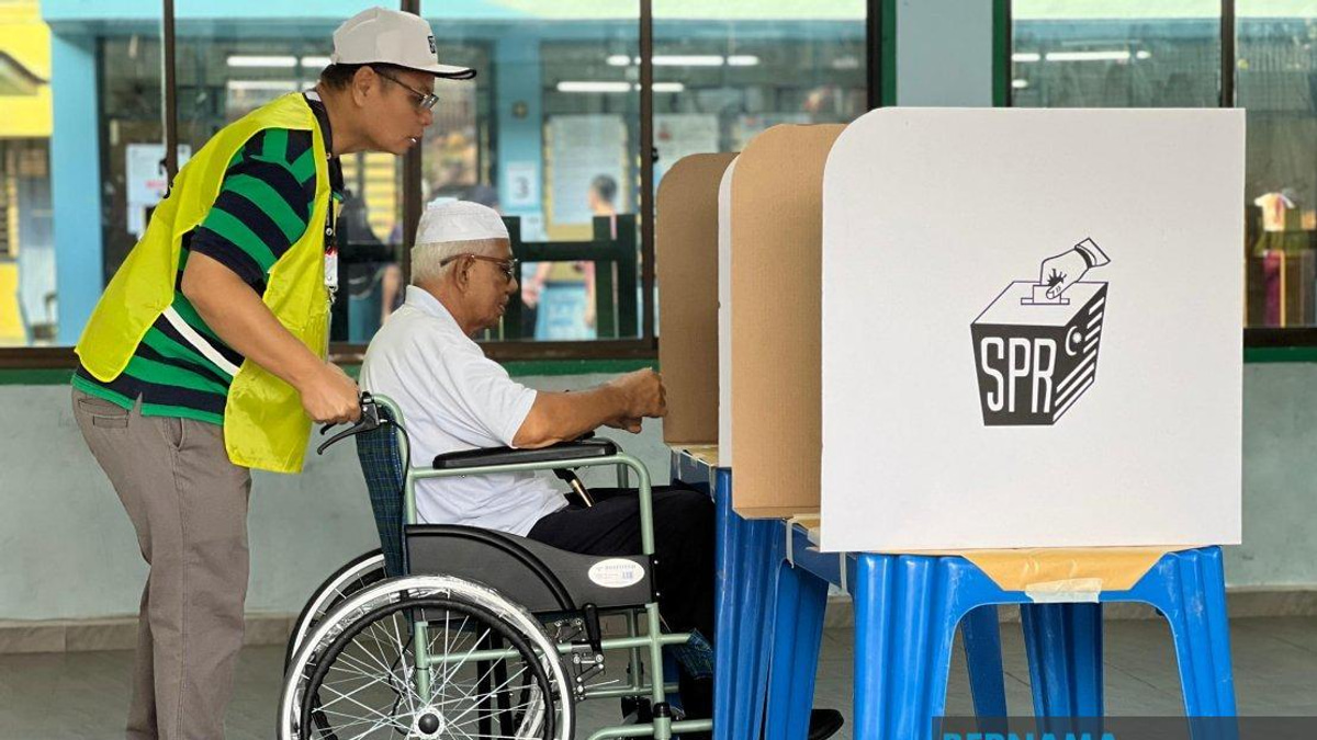 Johor's 1,076 Polling Centres Begin Voting in State Election