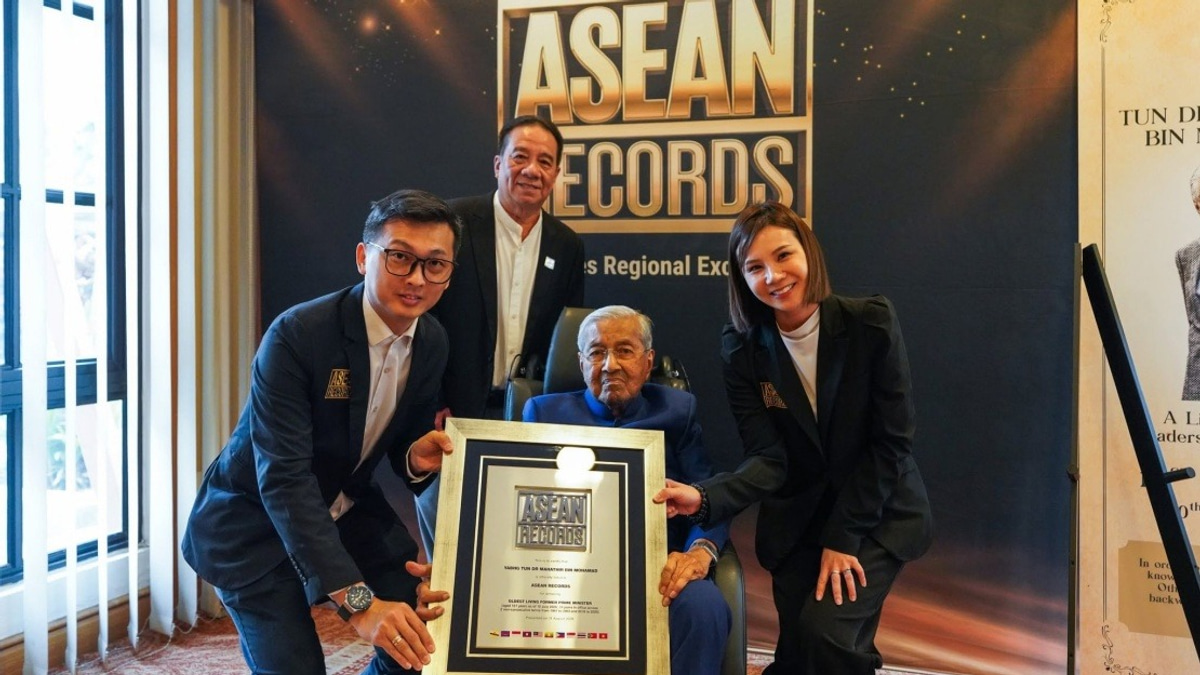 Dr Mahathir and Dr Siti Hasmah Achieve Rare Centenarian Milestone, Setting Three Regional Records