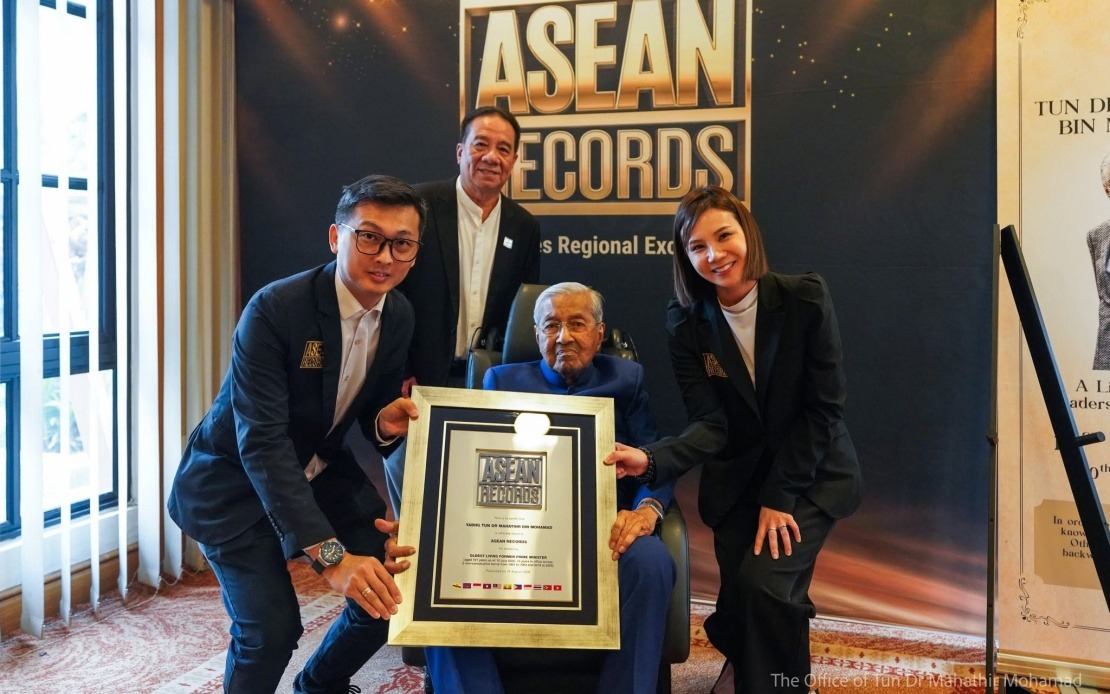 Dr Mahathir and Dr Siti Hasmah Achieve Rare Centenarian Milestone, Setting Three Regional Records