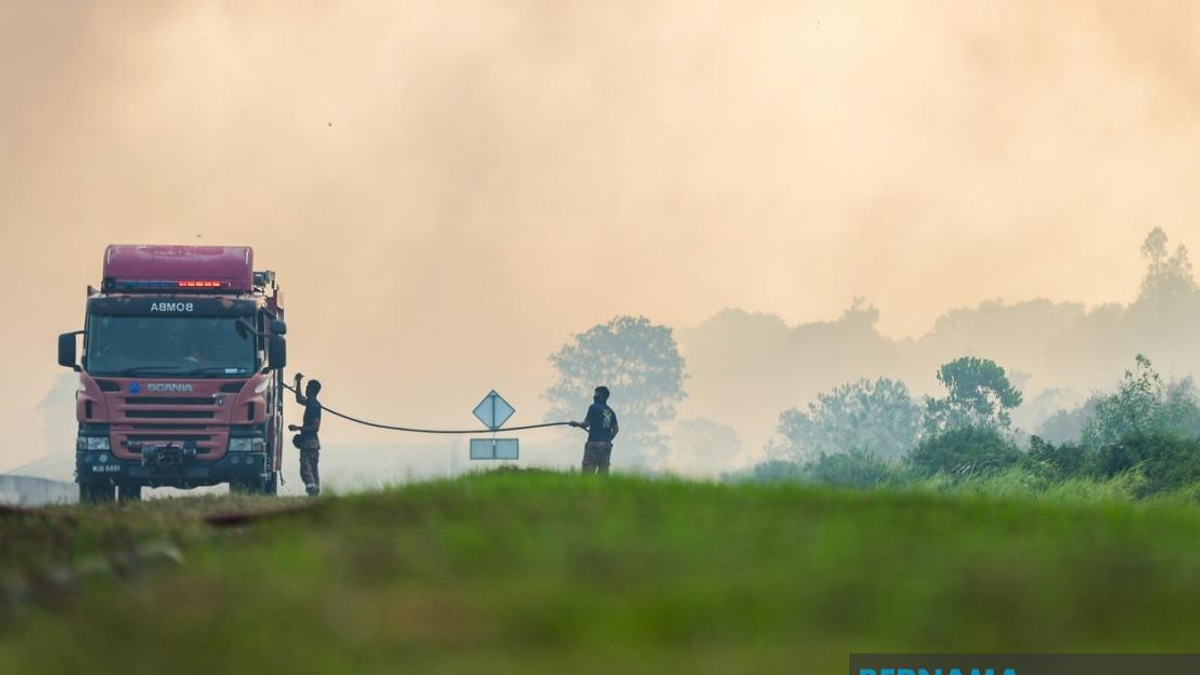 Over Half of Punggai-Sebana Cove Peatland Fire Brought Under Control in Johor