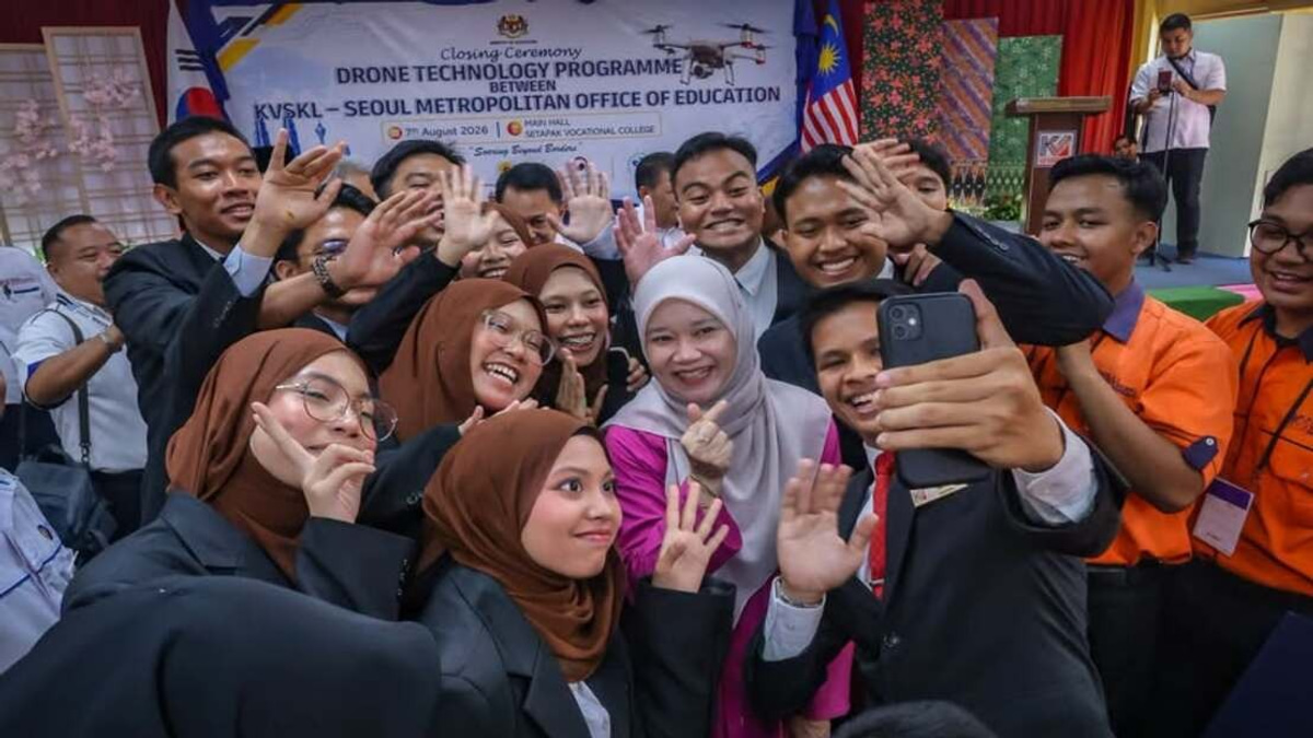 Education Minister Challenges Setapak Vocational Students to Develop Drone Security Solutions