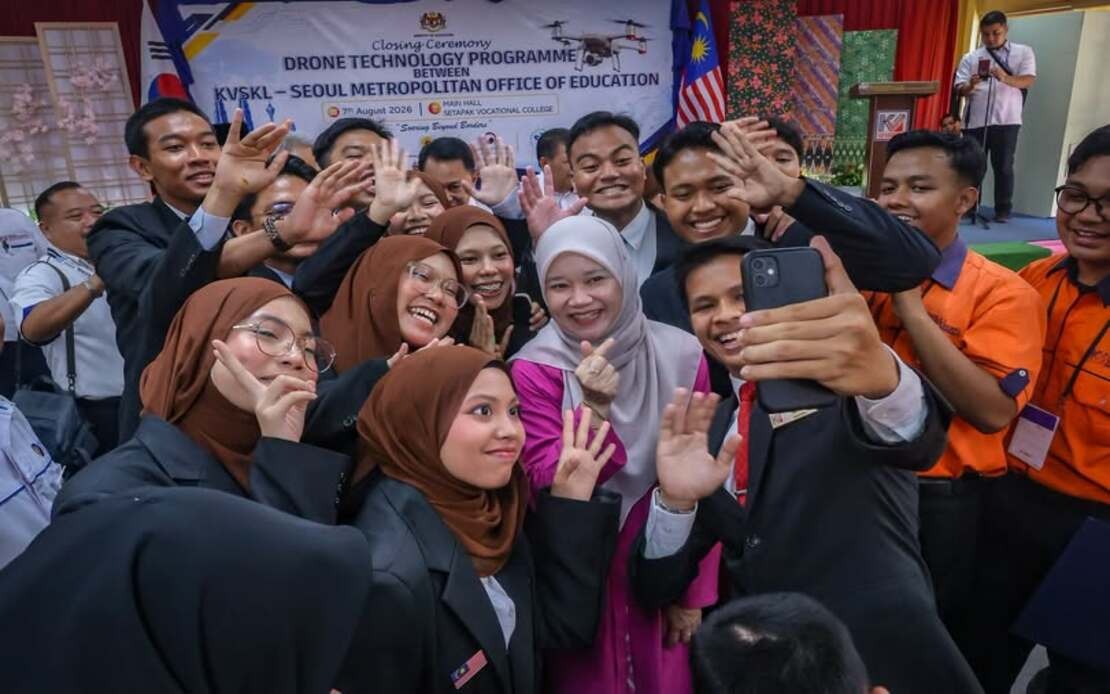 Education Minister Challenges Setapak Vocational Students to Develop Drone Security Solutions