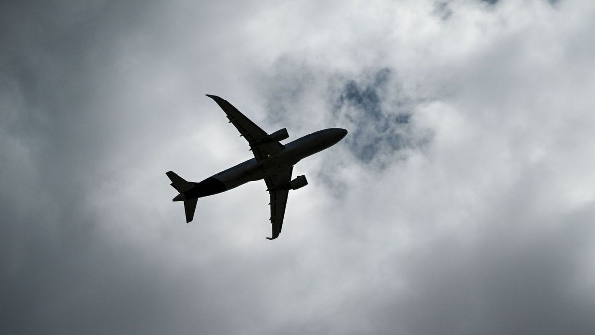 Lufthansa tightens power bank rules after smoke incident forces mid-Atlantic diversion