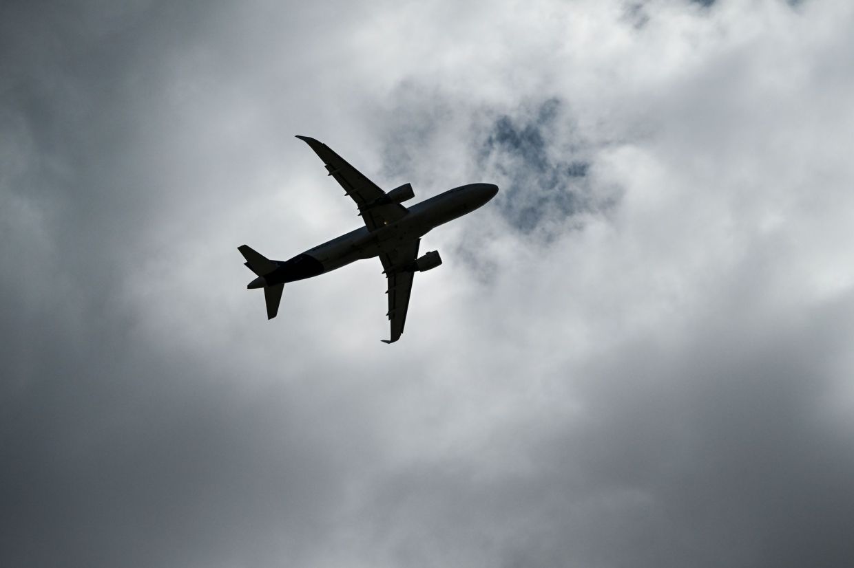 Lufthansa tightens power bank rules after smoke incident forces mid-Atlantic diversion