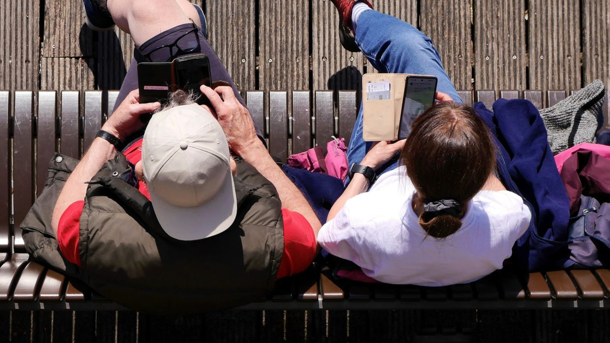 Parental phone distraction poses long-term risks to child development, study reveals