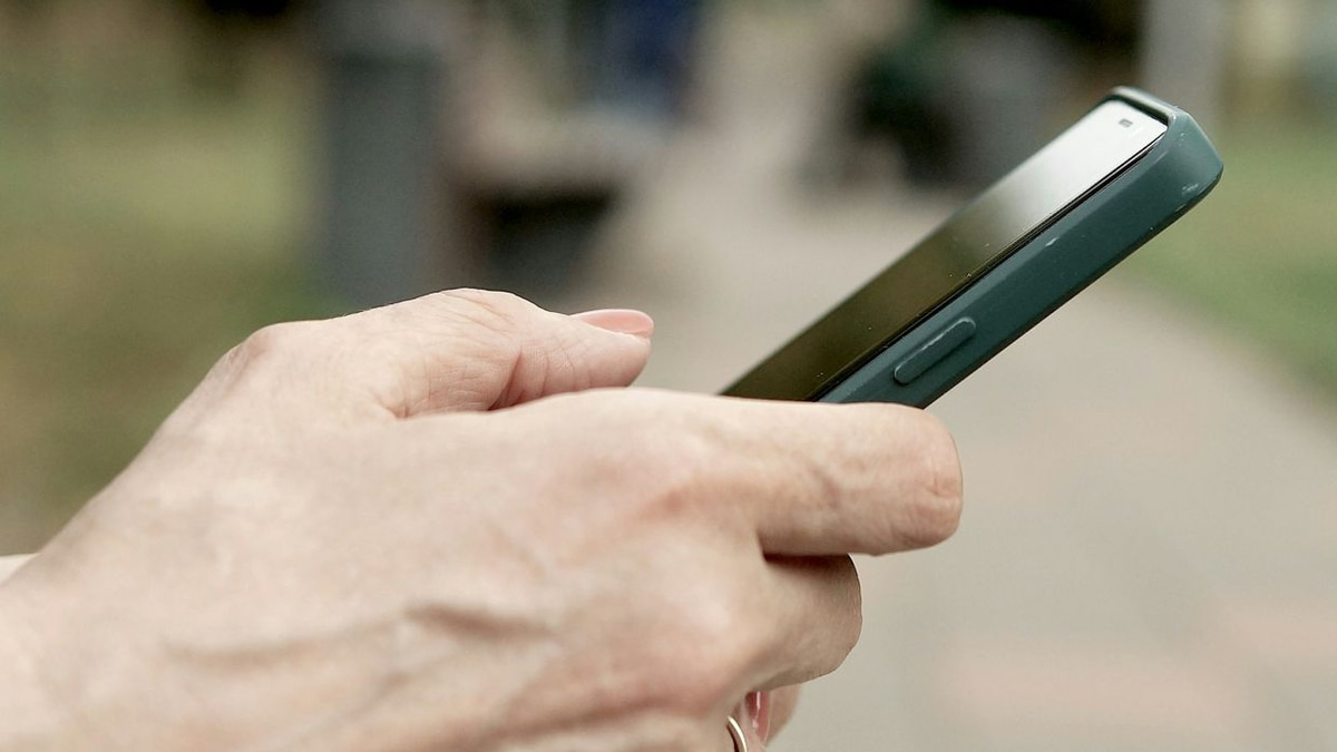 US Man Faces Felony Charge After Using Self-Destruct Code on Phone at Airport