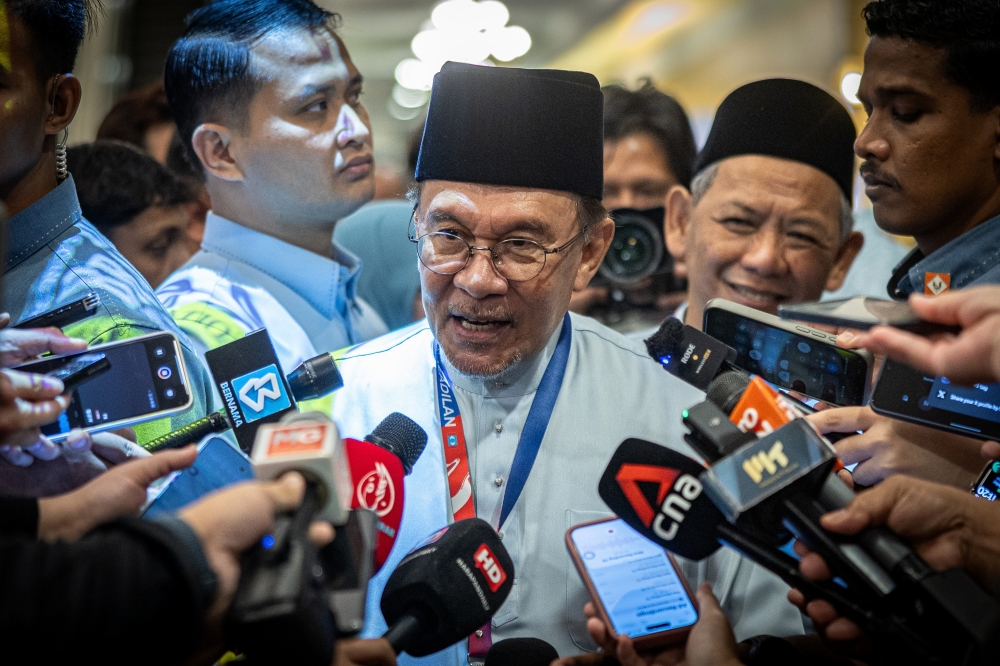 Anwar rejects Khairy's claims of tensions between him and Zahid