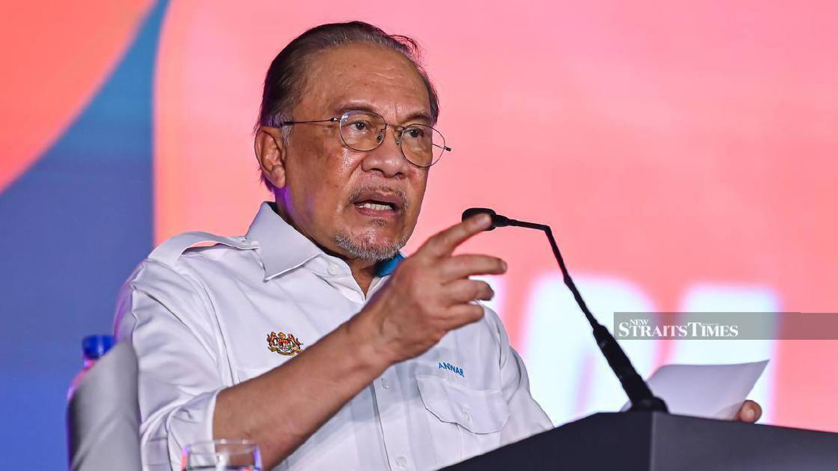 Anwar Launches Comprehensive Incentive Package for Felda Settlers Focusing on Housing and Digital Skills