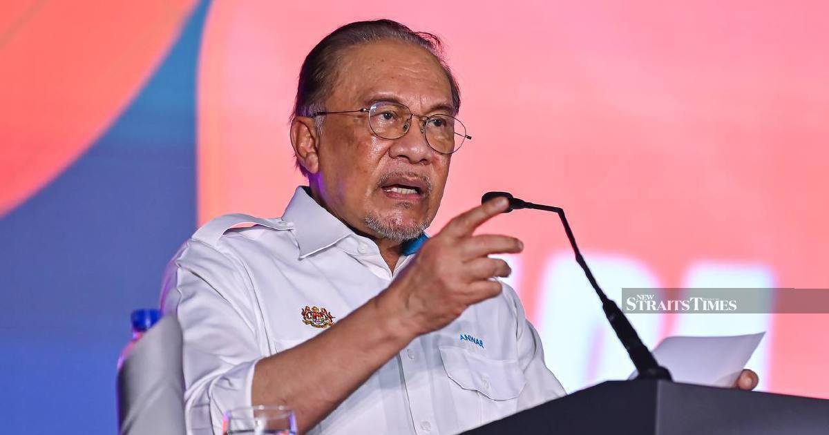 Anwar Launches Comprehensive Incentive Package for Felda Settlers Focusing on Housing and Digital Skills