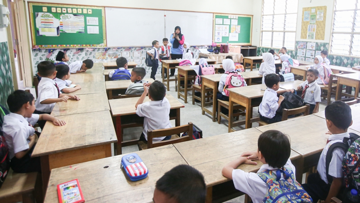 Teachers' Union Urges Protection Act to Shield Educators from Legal Threats and Social Media Attacks