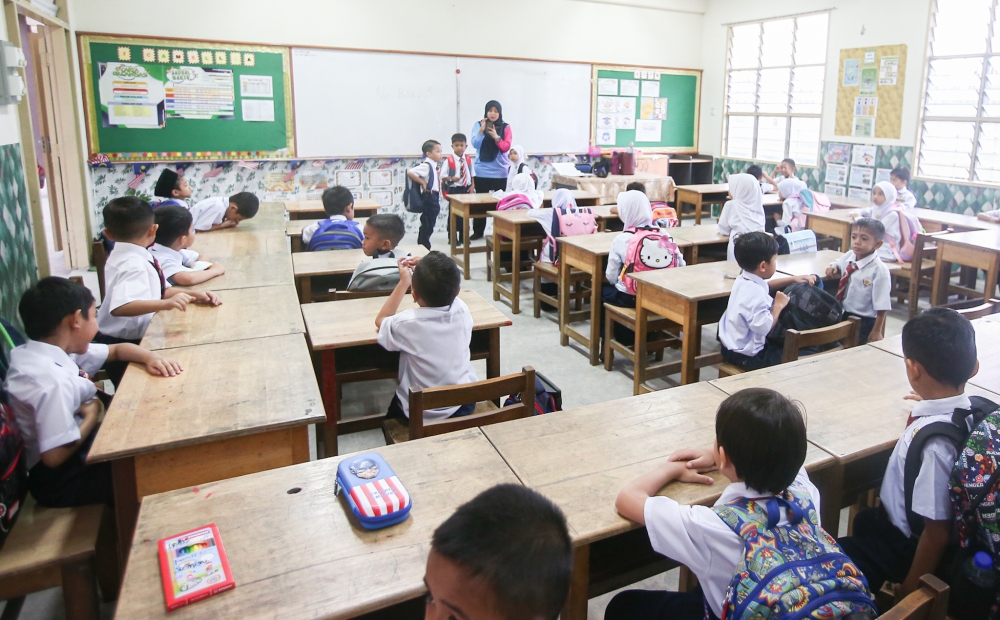 Teachers' Union Urges Protection Act to Shield Educators from Legal Threats and Social Media Attacks