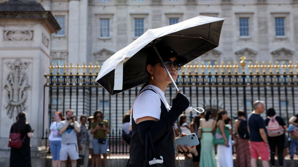 Buckingham Palace cancels iconic guard ceremonies as UK faces dangerous heatwave