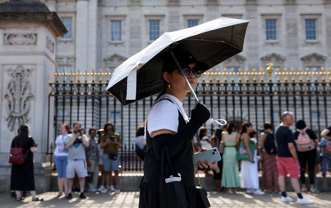 Buckingham Palace cancels iconic guard ceremonies as UK faces dangerous heatwave
