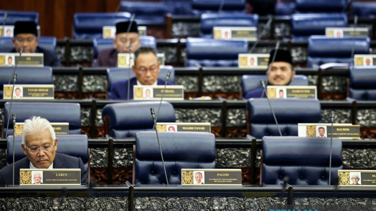 Parliament Formalises Hamzah's Opposition Leadership as Muhyiddin Shifts Seating