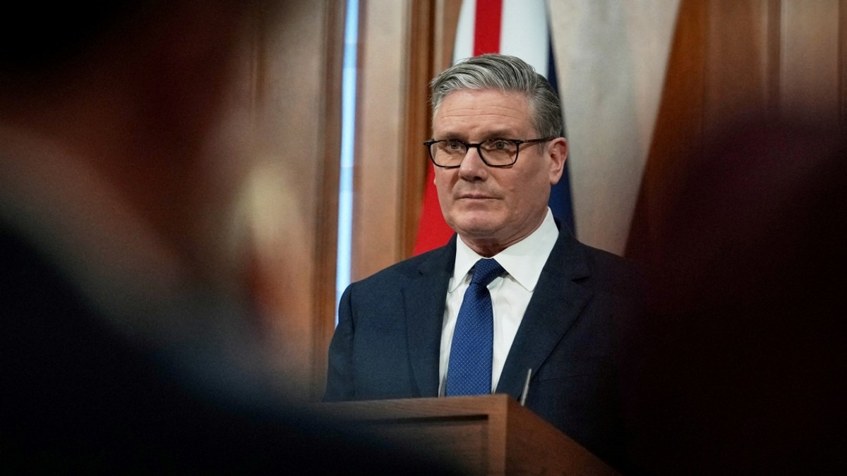 Trump Predicts UK PM Starmer's Resignation Over Immigration and Energy Policy