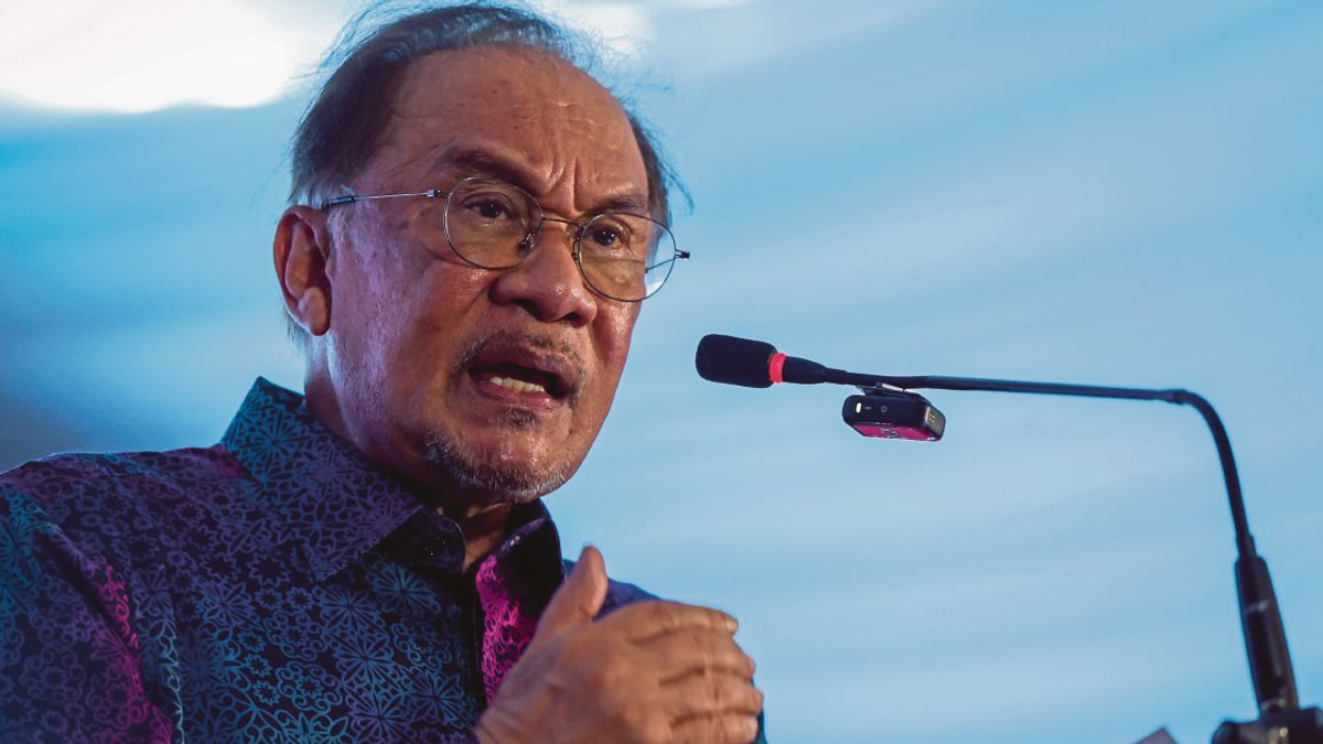 Anwar Deflects Opposition Criticism on Parliament Absence, Urges Focus on Tabung Haji Inquiry