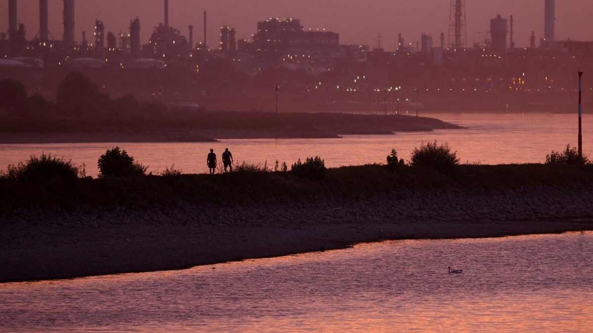 Extreme Drought Exposes Second World War Bomb in Rhine River near Cologne