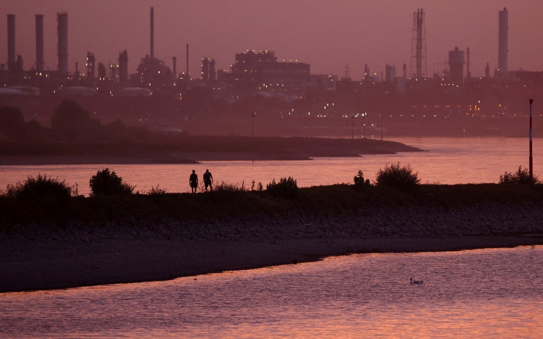 Extreme Drought Exposes Second World War Bomb in Rhine River near Cologne