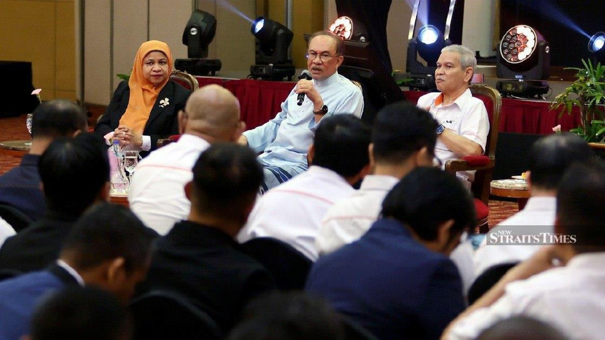 Anwar Enlists Prabowo's Support to Address Felda's Eagle High Investment Concerns