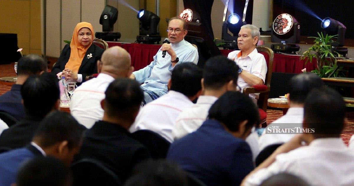 Anwar Enlists Prabowo's Support to Address Felda's Eagle High Investment Concerns