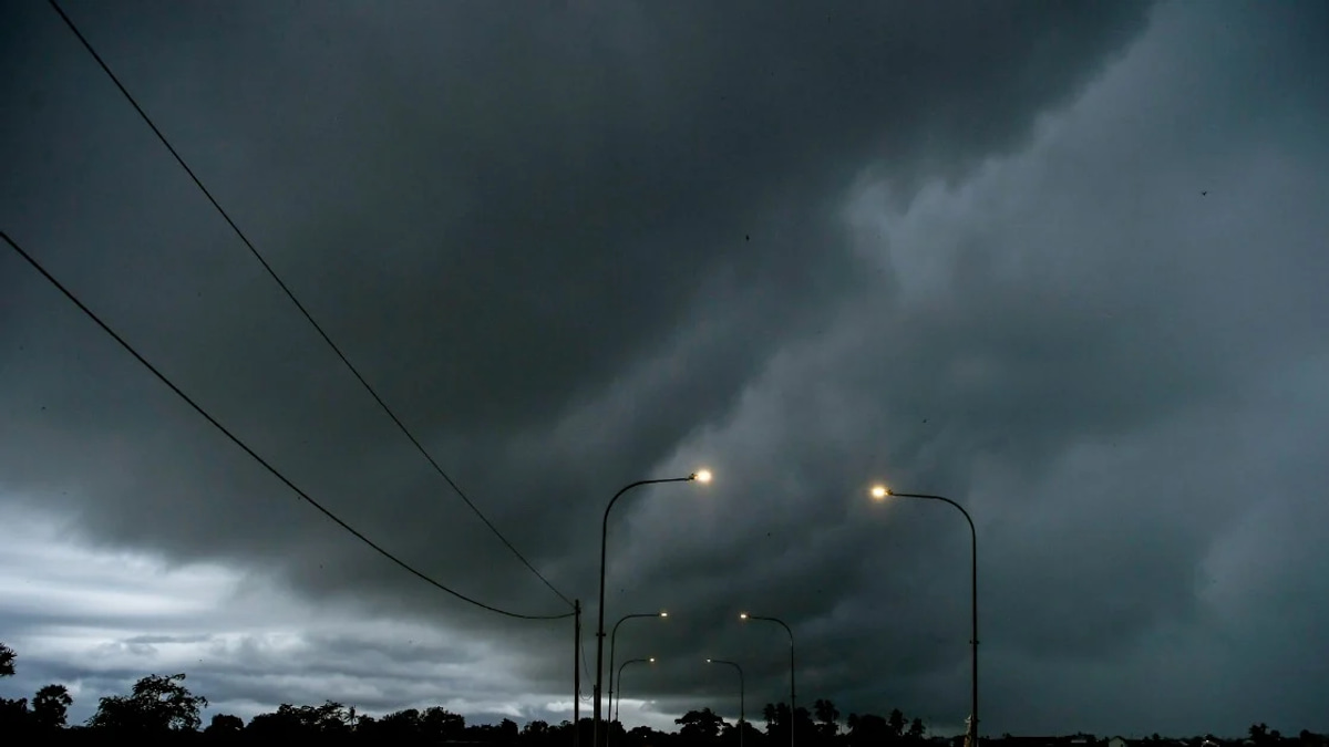 Heavy downpours and gusty winds forecast for multiple states until evening
