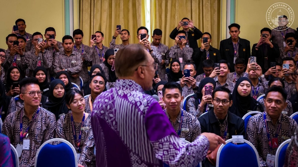 PM Anwar Urges Civil Servants to Drive Change While Maintaining Integrity