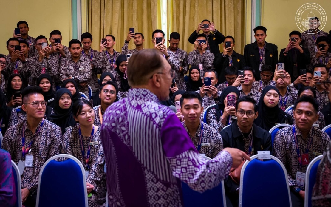 PM Anwar Urges Civil Servants to Drive Change While Maintaining Integrity
