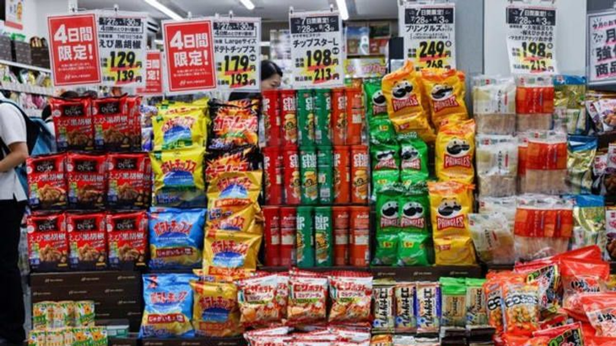 Japan to Slash Food Sales Tax to 1% as Cost-of-Living Crisis Deepens