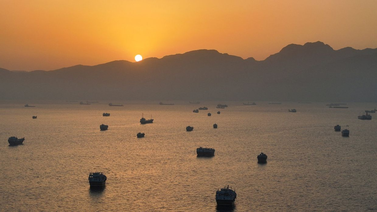 Iranian oil shipments flow again as tankers clear Hormuz strait