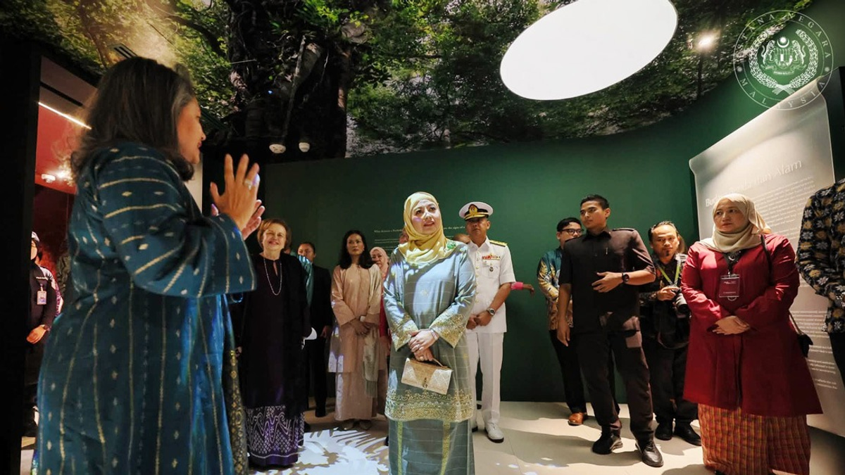 Queen Inaugurates Merdeka Textile Museum to Preserve Malay Heritage