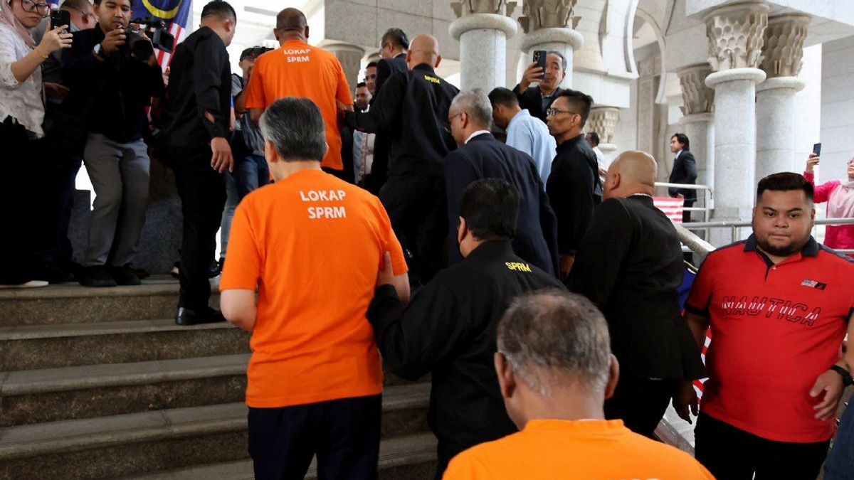 Ex-Tabung Haji Chief and Former Treasury Official Appear for Remand Hearing in Putrajaya