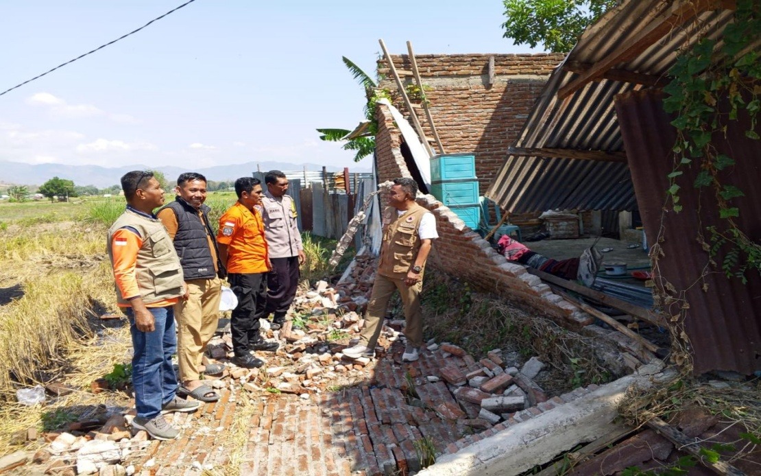 Death Toll Reaches 38 As Indonesia's Flores Earthquake Rescue Operations Continue