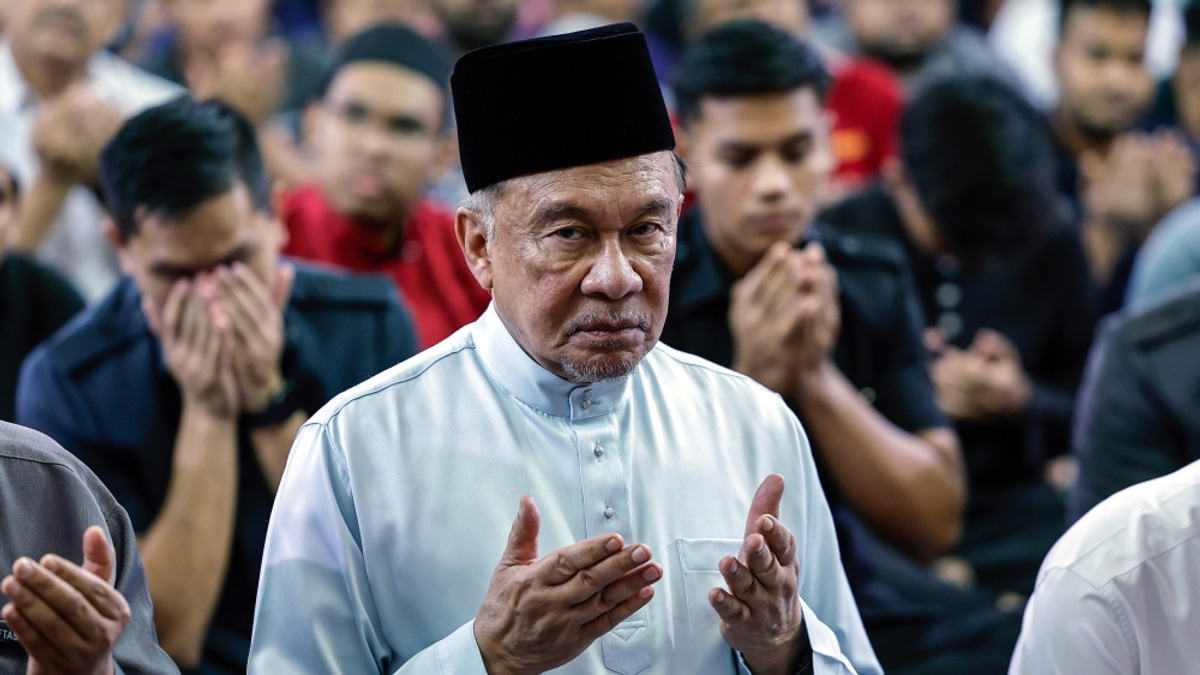 Anwar Extends Well-Wishes to Sultan Ibrahim as Ruler Undergoes Medical Treatment