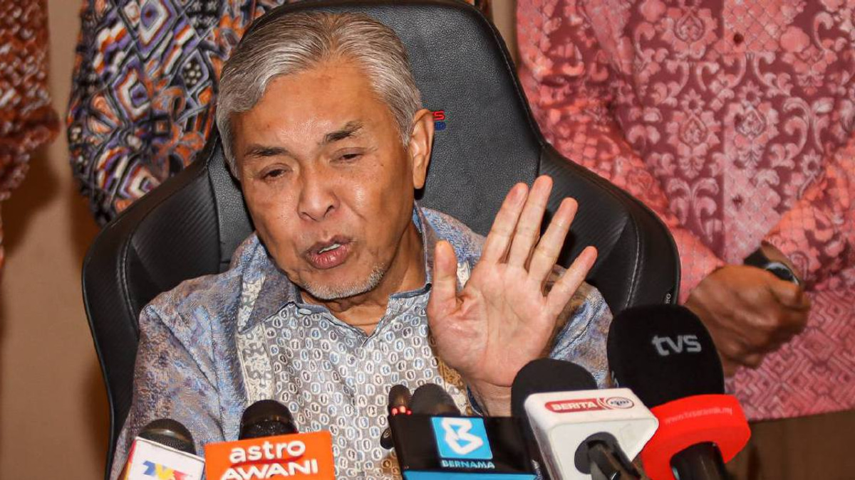Zahid Reaffirms Barisan Nasional's Commitment to Unity Government, Denies Coup Speculation