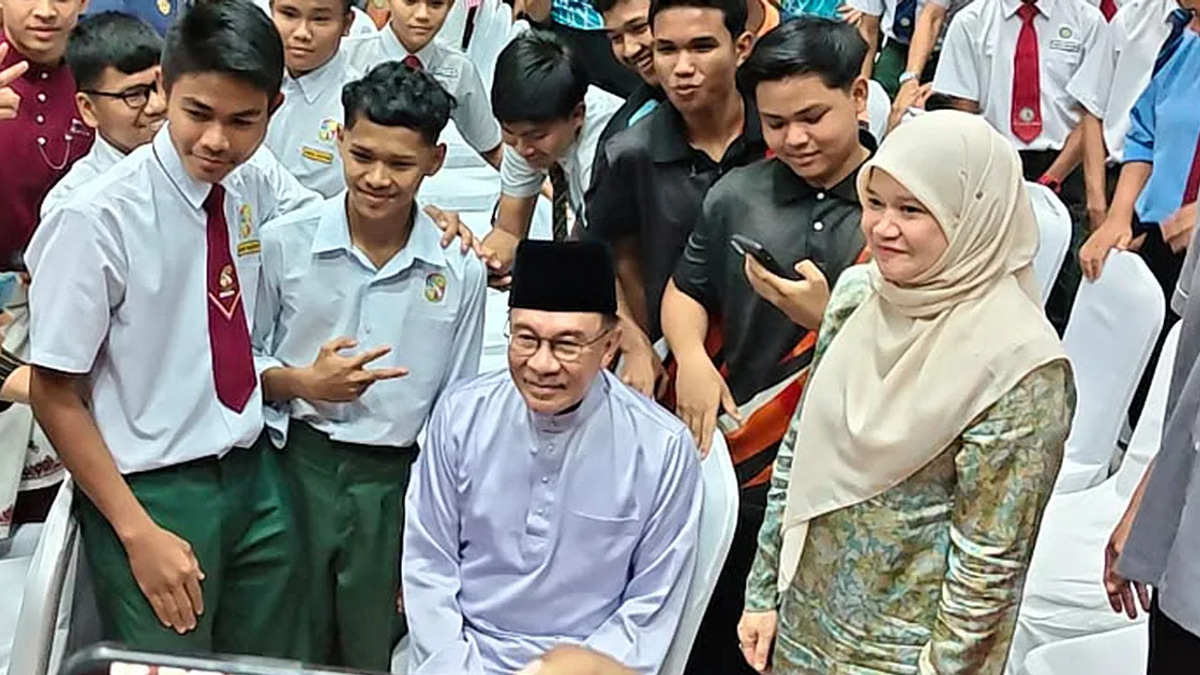 Anwar warns students of toxic politics, urges them to uphold values