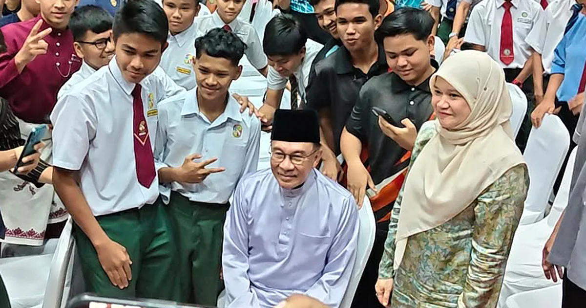 Anwar warns students of toxic politics, urges them to uphold values