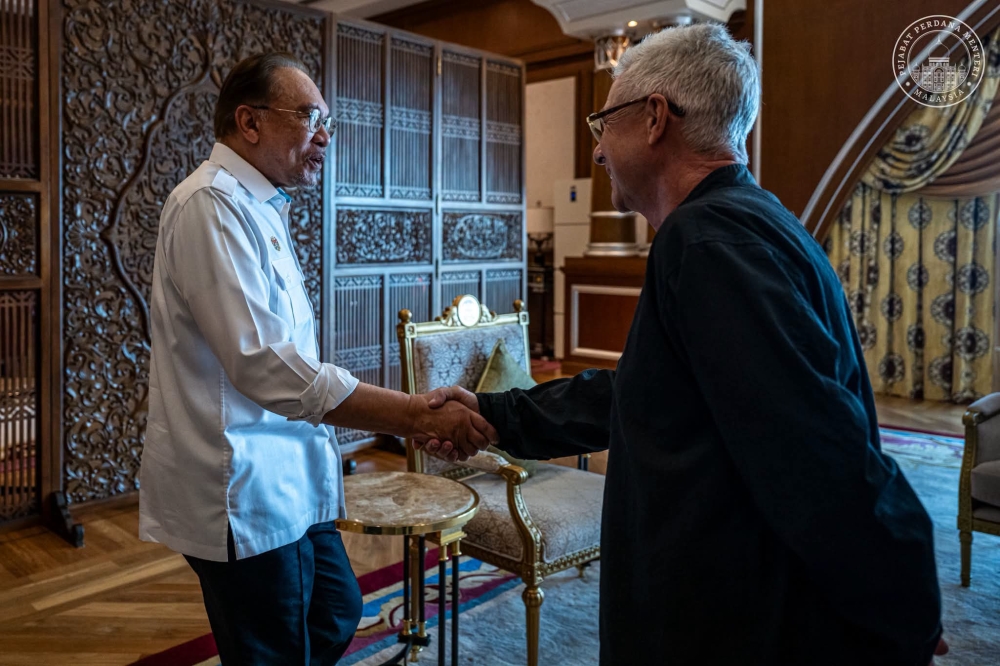 Anwar Ibrahim Meets Singapore Grand Prix Chief to Advance Malaysia's Formula 1 Return