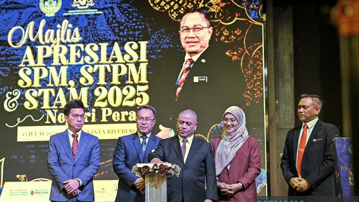 Perak's Menteri Besar Scholarship Eases Financial Strain on Students and Families